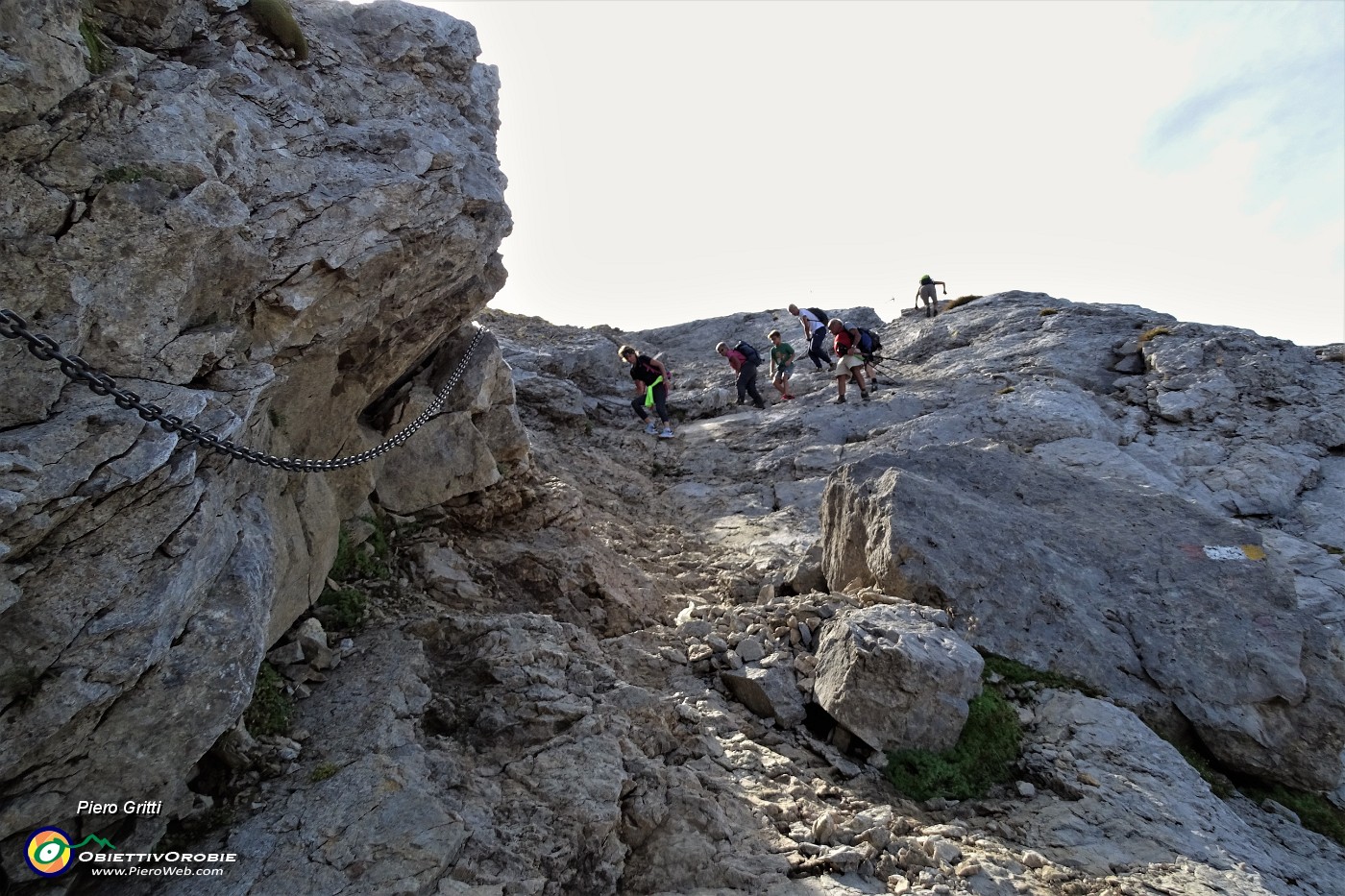 54 Impegnativo ripido strappo finale su fondo roccioso attrezzato con catene.JPG